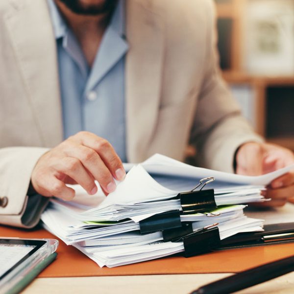 adwokat przeglądający dokumenty